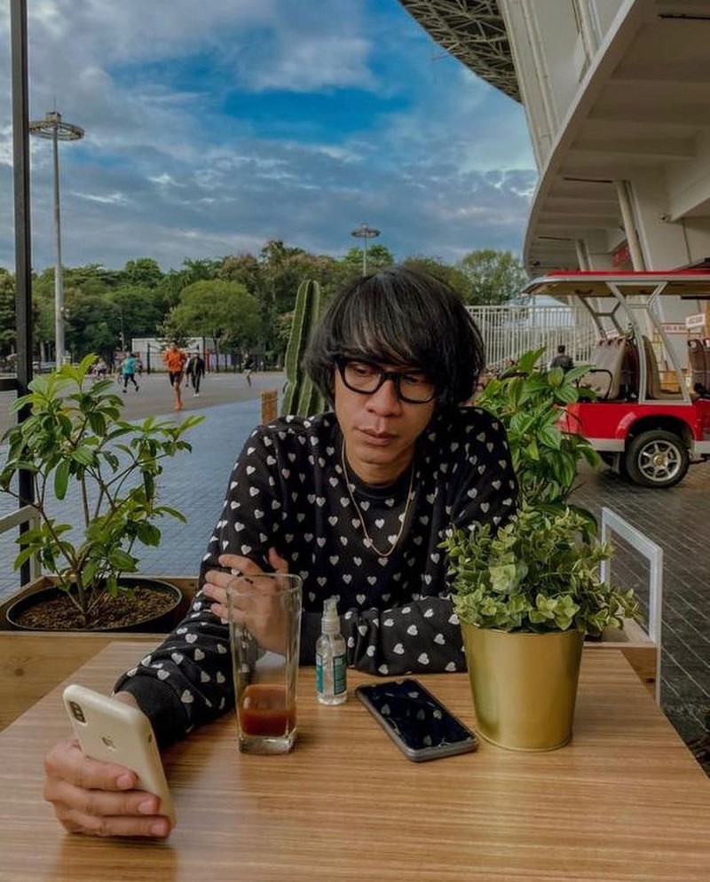 Gaya Nyentrik Aming saat Makan