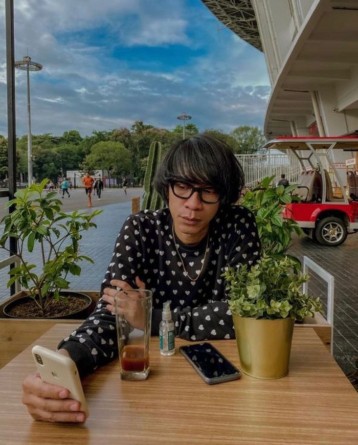 Gaya Nyentrik Aming saat Makan Gaya Nyentrik Aming saat Makan