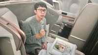 Gaya Aming saat di pesawat ini juga tak kalah menarik perhatian. Berambut pendek sambil menikmati hidangan berupa sayuran segar. Foto: Instagram @amingisback