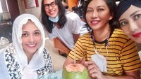 Seperti saat momennya menikmati air kelapa yang satu ini. Penampilan dengan rambut gondrongnya ini selalu jadi ikon penampilan Aming. Foto: Instagram @amingisback