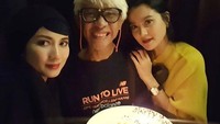 Ada gaya Aming bersama dua rekannya yang tengah bersiap memberikan kejutan ulang tahun untuk temannya beripa kue mini di atas piring. Foto: Instagram @amingisback