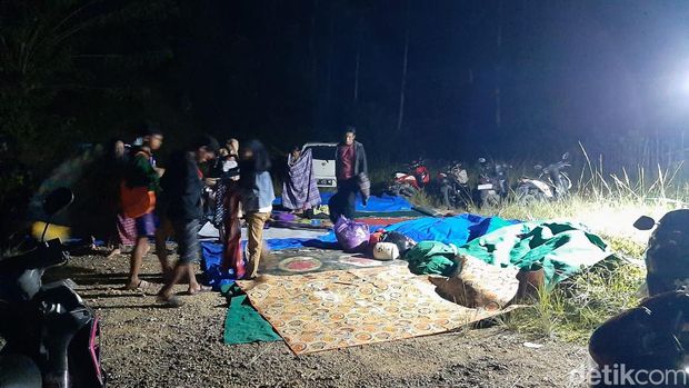 Gempa  Kendari M 5,2 terasa hingga Konawe membuat warga di Konawe mengungsi ke masjid dan perbukitan (detikcom/Nadhir Attamimi)