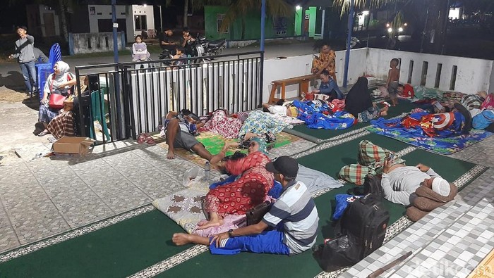 Gempa  Kendari M 5,2 terasa hingga Konawe membuat warga di Konawe mengungsi ke masjid dan perbukitan (detikcom/Nadhir Attamimi)