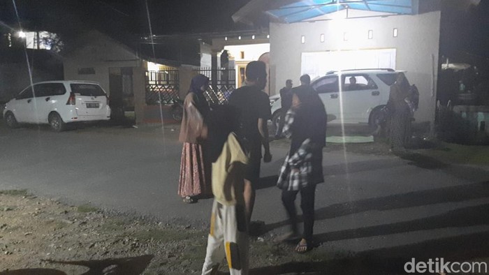 Gempa Kendari terasa hingga  Konawe dan Kolaka, warga panik berhamburan keluar rumah (detikcom/Nadhir Attamimi)