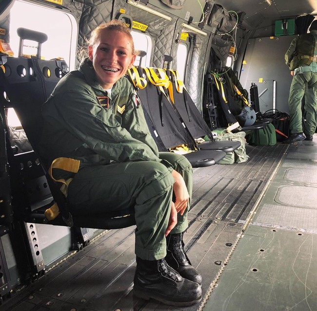 Giulia Schiff dua tahun lalu melaporkan delapan sersan ke pengadilan karena membenturkan kepalanya ke sayap pesawat. Mereka juga dikatakan mencambuk Giulia sebelum melemparkannya ke kolam renang sebagai ritual perpeloncoan. Foto: Instagram @giuliajschiff