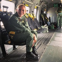 Giulia Schiff dua tahun lalu melaporkan delapan sersan ke pengadilan karena membenturkan kepalanya ke sayap pesawat. Mereka juga dikatakan mencambuk Giulia sebelum melemparkannya ke kolam renang sebagai ritual perpeloncoan. Foto: Instagram @giuliajschiff