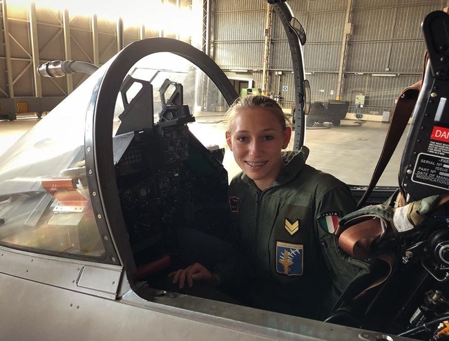 Meski ada bukti, akademi militer saat itu mengatakan dilemparnya wanita itu ke kolam adalah salah satu bentuk latihan. Wanita 23 tahun tersebut pun akhirnya dipecat dengan alasan kemampuan militer yang tidak cukup.Foto: Instagram @giuliajschiff