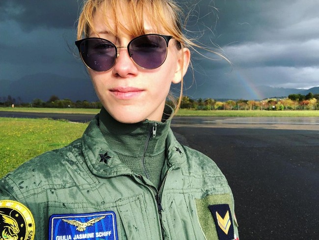 Giulia Schiff mengaku dipecat dari angkatan udara Italia setelah ia mengadukan perpeloncoan dan penindasan brutal yang dilakukan rekan-rekannya. Kini Giulia memanfaatkan kemampuannya mengendarai pesawat untuk membantu Ukraina melawan Rusia.Foto: Instagram @giuliajschiff