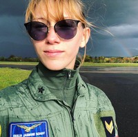 Giulia Schiff mengaku dipecat dari angkatan udara Italia setelah ia mengadukan perpeloncoan dan penindasan brutal yang dilakukan rekan-rekannya. Kini Giulia memanfaatkan kemampuannya mengendarai pesawat untuk membantu Ukraina melawan Rusia.Foto: Instagram @giuliajschiff