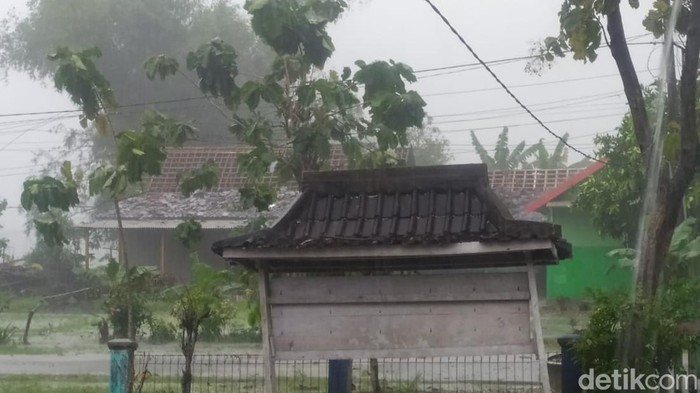 hujan disertai angin kencang di bojonegoro