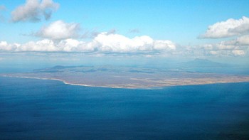 Pulau yang hilang: Sebuah pulau bernama Bermeja ditemukan di beberapa peta sepanjang abad ke-16 hingga saat ini. Namun, ketika surveyor mengeksplorasi di 2009, pulau itu menghilang secara misterius. Pulau itu dijuluki Kepulauan Hantu dan kasus yang sama telah terjadi di banyak lokasi berbeda di peta. Apa pulau-pulau itu tidak pernah ada? Apakah pemerintah AS meledakkannya untuk tujuan tertentu seperti yang diyakini teori konspirasi? Apakah ini pulau asal Wonder Woman, Themyscira? Kita mungkin takkan pernah tahu. Foto: REUTERS/Kyodo