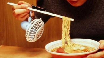 Kipas angin untuk makan ramen. Ini praktis atau nyusahin ya? Foto: (Japan Today)