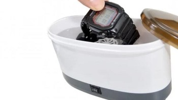 Mesin cuci mini bertenaga kabel USB. Praktis untuk mencuci gadget kecil yang tahan air seperti jam tangan. Foto: (Japan Today)