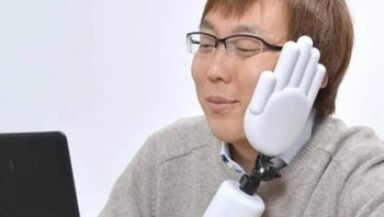 Lelah meeting online? Coba aksesoris laptop ini, namanya penopang kepala. Biar bisa senderan. Foto: (Japan Today)