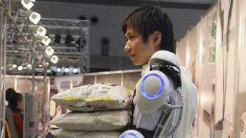 Ini juga inovasi teknologi Jepang yang juga sudah banyak dibuat oleh negara lain. Ini namanya Exosuit untuk membantu manusia membawa barang berat. Foto: (Japan Today)