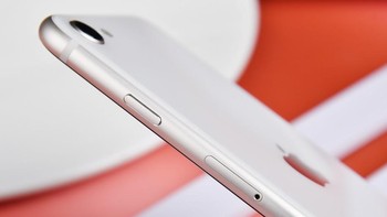 Apple menampatkan tombol power dan SIM Card tray di bagian samping kanan. Foto: Sina Mobile