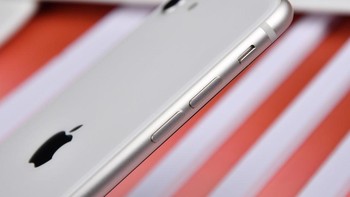 Sementara di kiri terdapat pengaturan volume dan silent. Foto: Sina Mobile