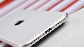 Port lightning dan speaker ada di bagian bawah. Foto: Sina Mobile