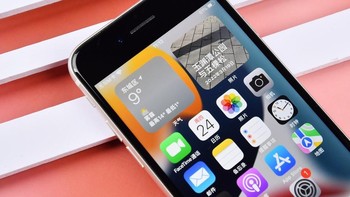 Bagian atasnya masih dihiasi bezel tebal. Foto: Sina Mobile