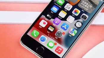 Bagian bawah terdapat tombol Home yang menyatu dengan Touch ID.  Foto: Sina Mobile