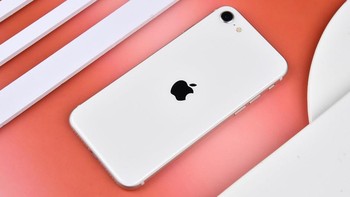 Selain tahan air, iPhone SE 2022 sudah mendukung 5G dan WIFi 6.Foto: Sina Mobile