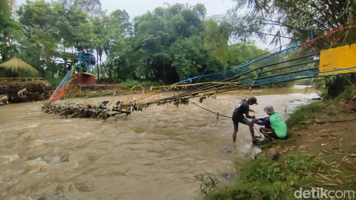 Jembatan putus di Ciamis.