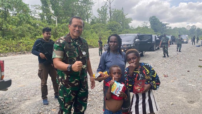Panglima Komando Gabungan Wilayah Pertahanan (Pangkogabwilhan) III Letjen TNI I Nyoman Cantiasa, S.E., M.Tr.(Han) mendatangi pos-pos pasukan terdepan yang sedang melaksanakan tugas Pembinaan Teritorial (Binter) dan Komunikasi Sosial (Komsos) dalam rangka percepatan pembangunan dan sekaligus memberikan keamanan di masyarakat Kali ini Jenderal Bintang tiga ini datang untuk bertatap muka langsung dengan para prajuritnya untuk mendengar dan sekaligus memberikan pengarahan kepada para Komandan Satuan (Dansat) Wilayah TNI yang ada di wilayah Mimika, bertempat di Mako Brigif 20/IJK Timika, Mimika Papua, Senin (21/3/2022).