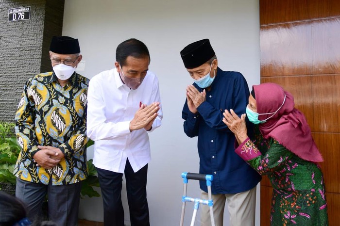 Presiden Joko Widodo (Jokowi) mengunjungi kediaman Ahmad Syafii Maarif atau biasa dipanggil Buya Syafii di Nogotirto, Gamping, Sleman, DIY. Jokowi menyebut, kondisi Buya Syafii sehat meski sebelumnya sempat dirawat di rumah sakit akibat serangan jantung ringan.