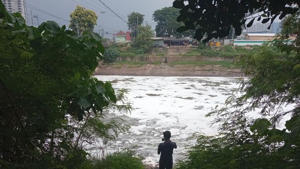 Kali Bekasi berbusa (Fakhri-detikcom)