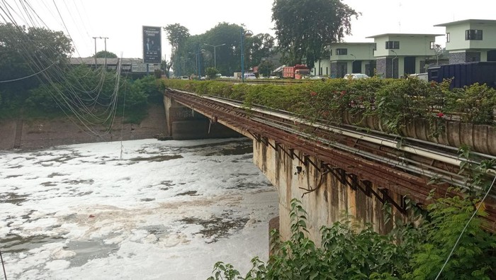 Kali Bekasi berbusa (Fakhri-detikcom)