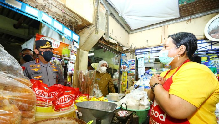 Kapolri Jenderal Listyo Sigit Prabowo mengecek distribusi minyak goreng dari distributor ke pedagang di Pasar Wonokromo, Surabaya, Jawa Timur (Jatim), Sabtu (26/3/2022).
