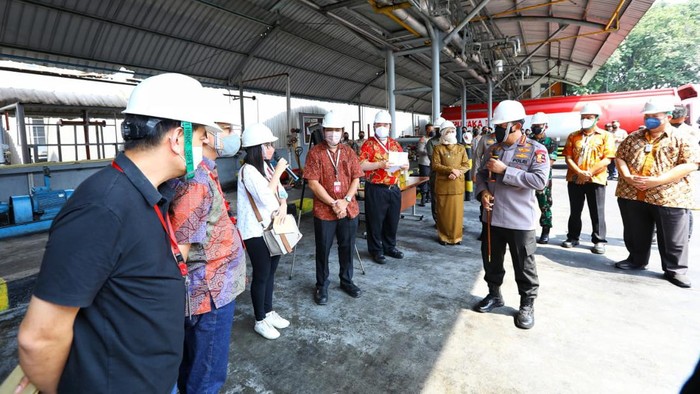 Kapolri Jenderal Listyo Sigit Prabowo mengecek salag satu produsen minyak goreng di Kota Surabaya, Jatim, Sabtu (26/3/2022).