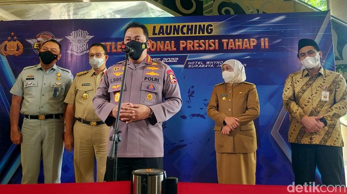 Kapolri Jenderal Listyo Sigit Prabowo saat menyampaikan keterangan dalam konferensi pers di Hotel Wyndham, Surabaya.