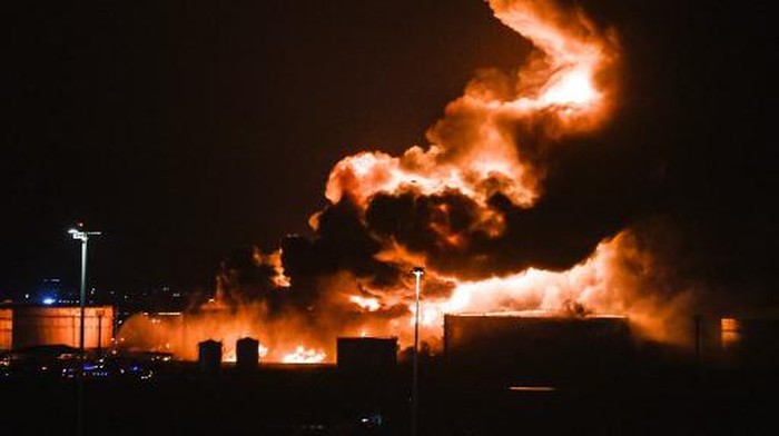 Smoke and flames rise from a Saudi Aramco oil facility in Saudi Arabias Red Sea coastal city of Jeddah, on March 25, 2022, following a reported Yemeni rebels attack. - Yemeni rebels said they attacked a Saudi Aramco oil facility in Jeddah as part of a wave of drone and missile assaults today as a huge cloud of smoke was seen near the Formula One venue in the city. (Photo by AFP)