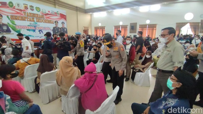 Kepala Badan Intelijen Keamanan (Kabaintelkam) Polri Komisaris Jenderal Polisi Ahmad Dofiri melakukan pengecekan vaksinasi COVID-19 di Gedung Islamic Center Ciamis, Jawa Barat, Sabtu (26/3/2022).