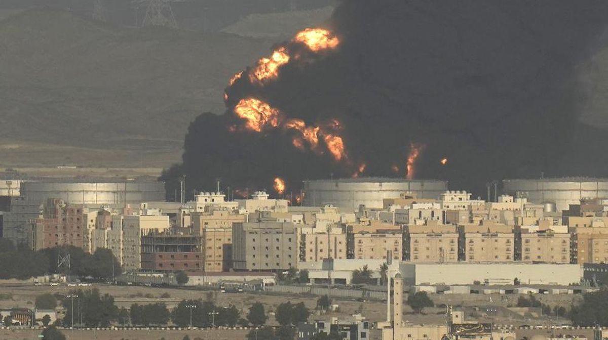 Houthi Tebar Ancaman Mencekam: Siap Rudal Kilang Minyak Arab Saudi Usai Bandara Sana'a Dibom!