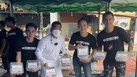Pria yang hobi berbagi pada sesama ini pernah menjalankan inisiatif mulia, bagi-bagi daging kurban. Terlihat daging kurbannya dikemas rapi dalam kotak plastik.