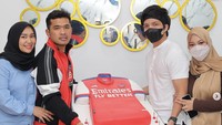 Mendapat kue ulang tahun tema baju bola klub favoritnya, Putra Siregar terlihat bahagia. Apalagi kue ini diberikan oleh orang istimewa, Atta Halilintar dan Aurel.