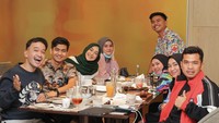 Kumpul bareng Ria Ricis hingga Ruben Onsu, Putra Siregar bahagia ditraktir makan. Ia pun bertanya pada followers Instagramnya ingin ditraktir apa.