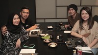 Lewat foto ini Putra Siregar mengucapkan terima kasih karena ditraktir makan penyanyi Anji dan istrinya. Terlihat mereka hendak makan shabu-shabu.