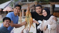 Kalau ini momen seru Putra Siregar memamerkan seafood segar yang hendak ia makan di tepi pantai. Saat itu ia ditemani suami Ria Ricis, Teuku Ryan.