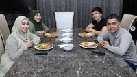 Alhamdulillah seneng banget kalau sudah ngobrol sama braderku ini pasti Ga lupa bisnis Akhirat dan Kolaborasi kebaikan, tulis Putra Siregar di keterangan foto. Terlihat ia bersama sang istri, Atta Halilintar, dan Aurel, hendal menikmati steak.