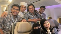 Saat ini ia tengah umrah bersama rekan-rekan artis yang diajaknya. Mulai dari Thariq Halilintar, Fuji, Fadil Jaidi, hingga Keanu ikut serta dalam rombongan umrah Putra Siregar.
