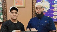 Pria 27 tahun ini mulai dikenal publik saat usaha toko handphone miliknya, PS Store sukses. Ia bahkan berhasil membuka cabang dimana-mana.