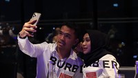 Momen romantis Putra Siregar bersama sang istri terlihat dalam foto ini. Mereka pakai baju couple dan terlihat sedang menikmati jamuan makan malam bersama.