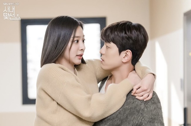 Kim Min Kyu dan Seol In Ah bahkan lebih dulu beradegan ciuman ketimbang pasangan utama drama Korea A Business Proposal. Tak sedikit penonton yang berharap keduanya akan memiliki drama sendiri. Foto: dok. SBS