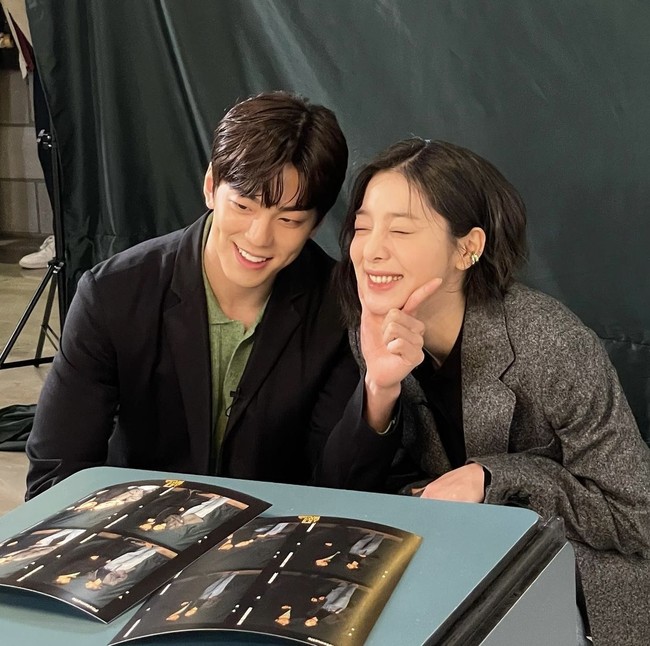 “Dia punya pesona yang cool, dan menurutku suaranya menarik. Sekarang… In Ah lumayan iseng,” ungkap Kim Min Kyu. Penilaiannya berubah setelah mengenal lawan mainnya itu. Foto: dok. Instagram @_seorina