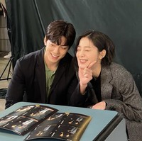 “Dia punya pesona yang cool, dan menurutku suaranya menarik. Sekarang… In Ah lumayan iseng,” ungkap Kim Min Kyu. Penilaiannya berubah setelah mengenal lawan mainnya itu. Foto: dok. Instagram @_seorina