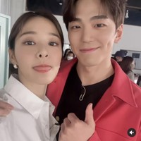 Meskipun sempat perang dingin, karakter Cha Sung Hoon (pemain Kim Min Kyu) dan Seol In Ah (pemain Seol In Ah) akhirnya mengakui perasaan satu sama lain. Adegan ciuman mereka dalam episode delapan viral menjadi perbincangan di media sosial. Foto: dok. Instagram @_seorina