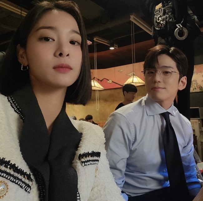 Sebelum penayangan A Business Proposal, sang aktor mengatakan, “Jika hubungan Tae Mu dan Ha Ri manis, hubungan kami sudah dewasa. Kami bercanda dan mengatakan hubungan kami punya rating 29+ (di atas 19+).” Foto: dok. Instagram @_seorina